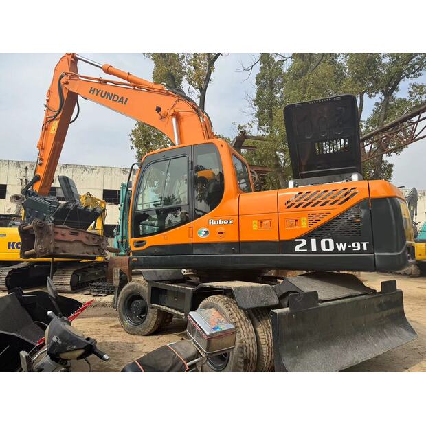 2018 Hyundai 210W-9-45131923