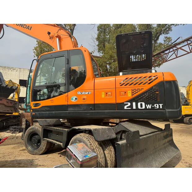 2018 Hyundai 210W-9-45131924