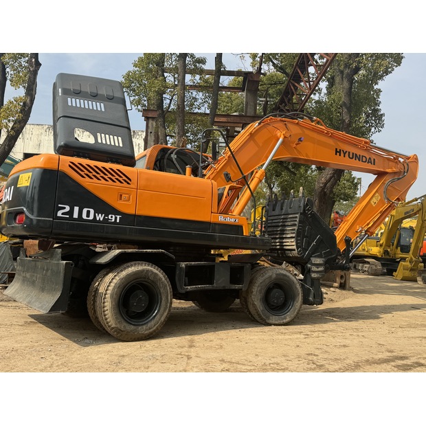 2018 Hyundai 210W-9-45131925