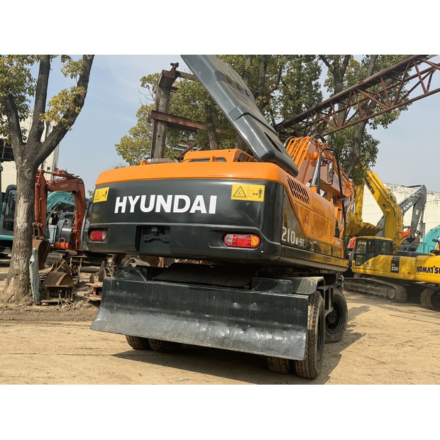 2018 Hyundai 210W-9-45131926