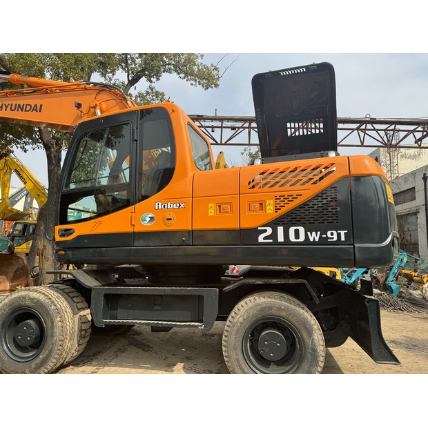 2018 Hyundai 210W-9-45131928