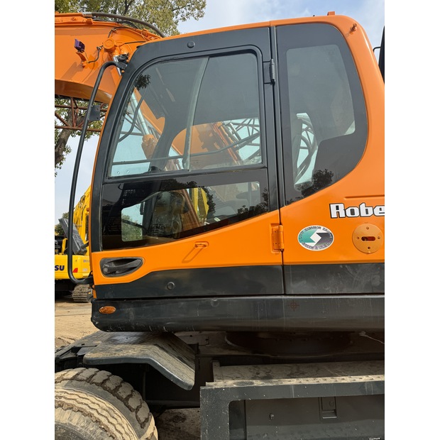 2018 Hyundai 210W-9-45131929