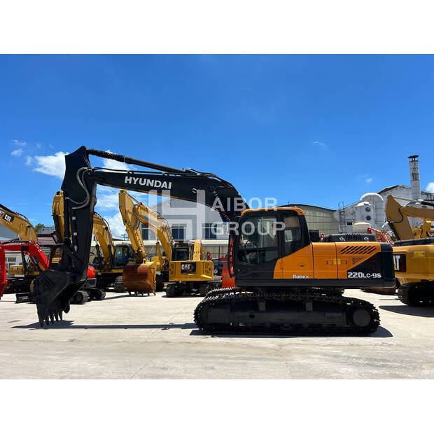 2022 Hyundai R220LC-9S-45132263