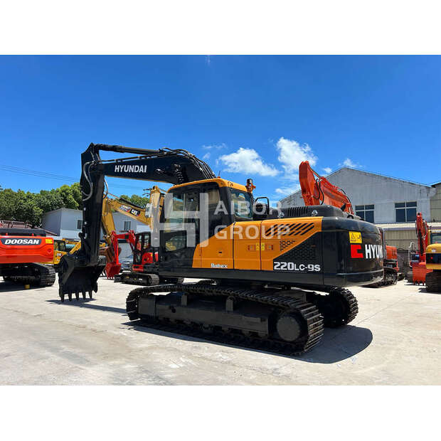 2022 Hyundai R220LC-9S-45132264