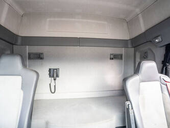 2016-renault-t440-1409434-45133267