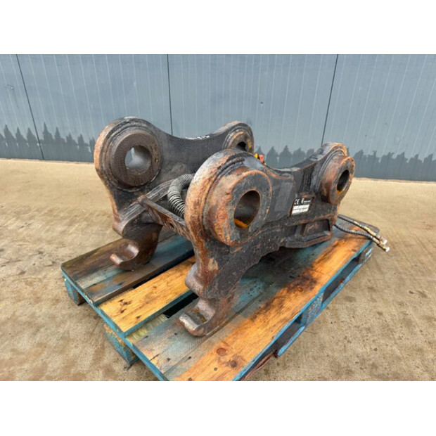 2018 Caterpillar 330D-45133665