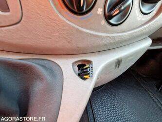 2006-renault-trafic-1409619-45149259