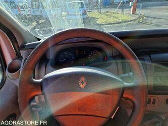 2005-renault-trafic-1409623-45149366