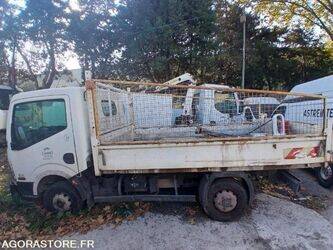 صورة ل شاحنات مسطحة 2011 نيسان Cabstar