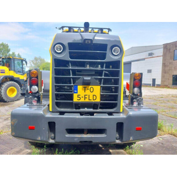 2023 Komatsu WA320-8E0-45157115