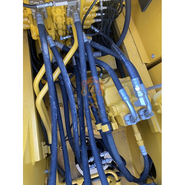 2021 Komatsu PC220-8-45183485