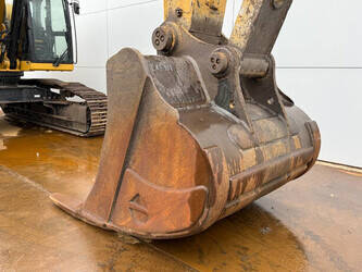 2021-caterpillar-352-45184467