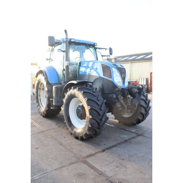 2011 نيو هولاند T7.210-45185618