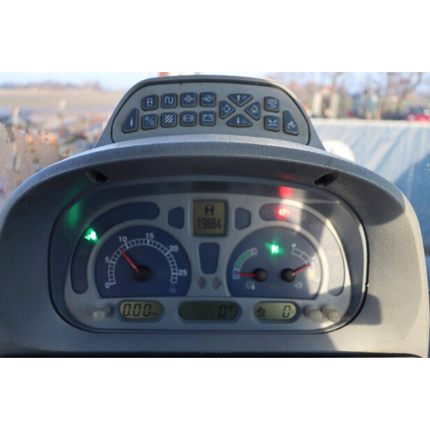 2011 نيو هولاند T7.210-45185647