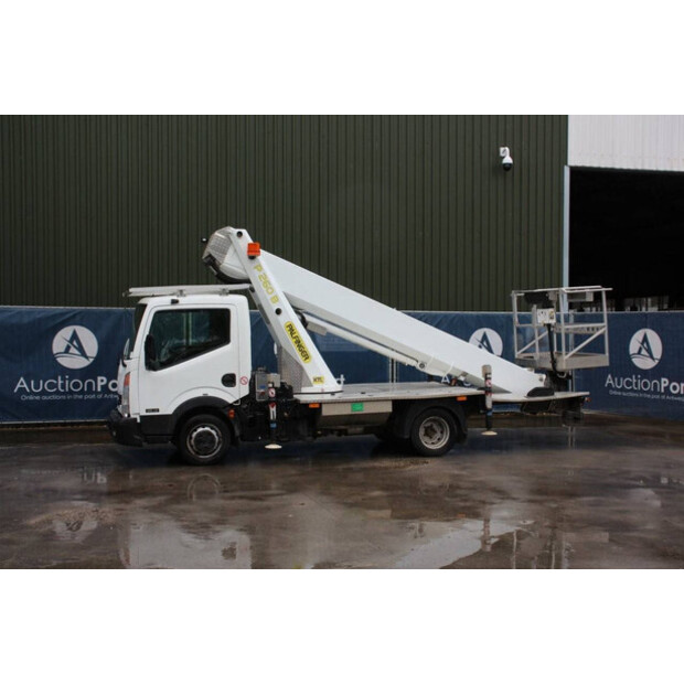 2013 نيسان Cabstar-45193699