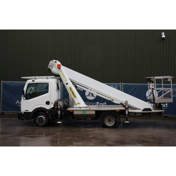 2013 نيسان Cabstar-45193700