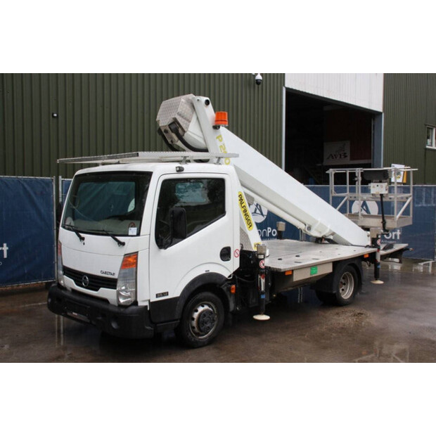 2013 نيسان Cabstar-45193706