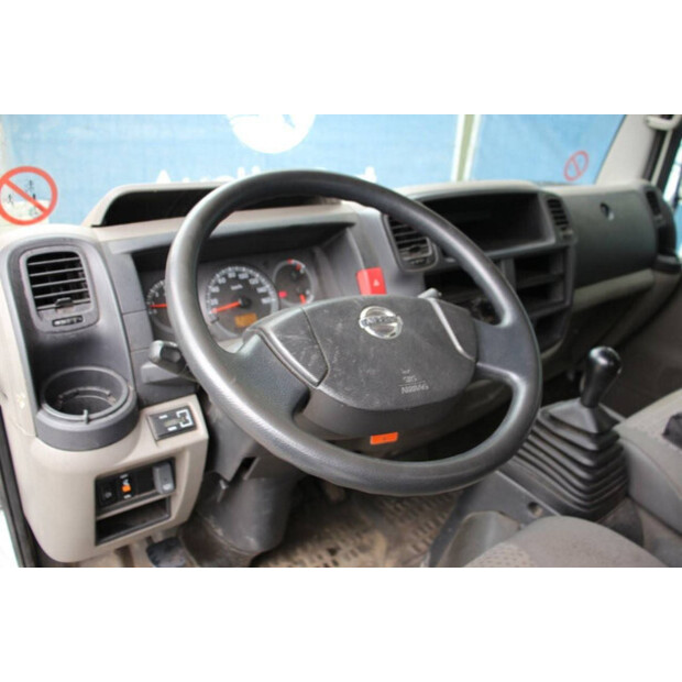 2013 نيسان Cabstar-45193725