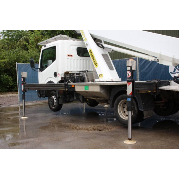 2013 نيسان Cabstar-45193732