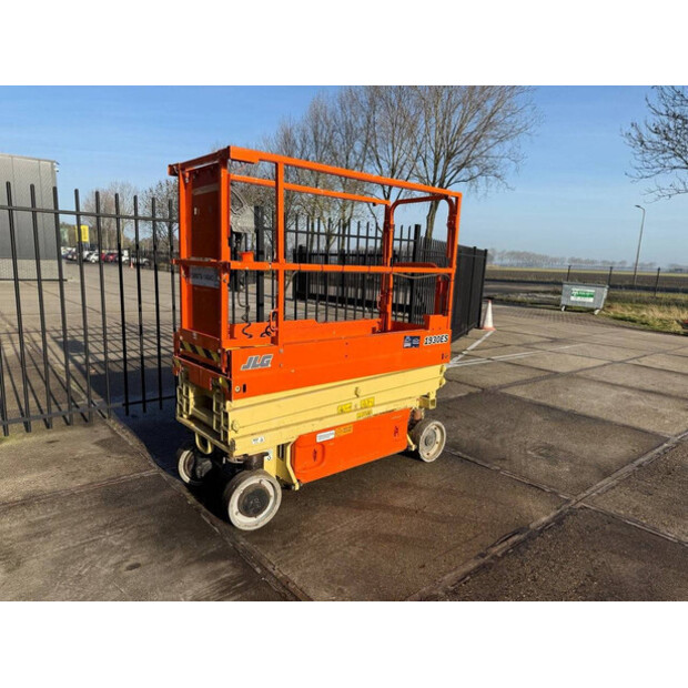 2014 جيه ال جي 1930ES-45195304