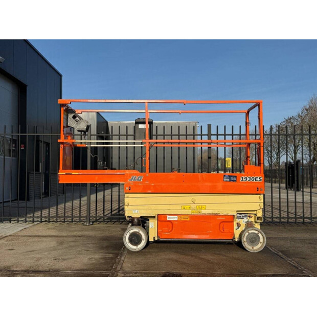 2014 جيه ال جي 1930ES-45195305