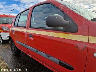 2003-renault-clio-1411650-45209132