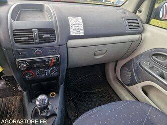 2003-renault-clio-1411650-45209145