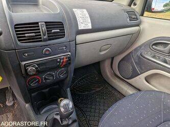 2003-renault-clio-1411650-45209147