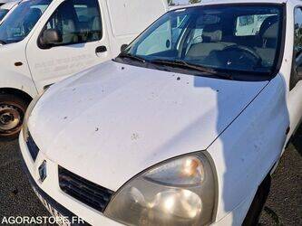 2004-renault-clio-1411659-45209271