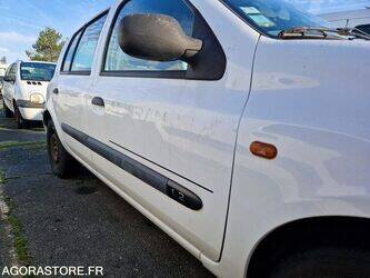 2004-renault-clio-1411659-45209275