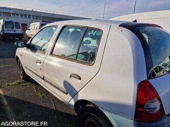 2004-renault-clio-1411659-45209282