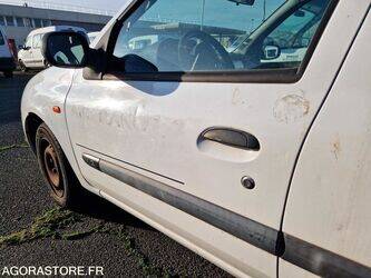 2004-renault-clio-1411659-45209284