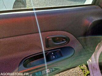 2004-renault-clio-1411659-45209285