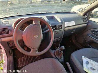 2004-renault-clio-1411659-45209286