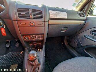 2004-renault-clio-1411659-45209290