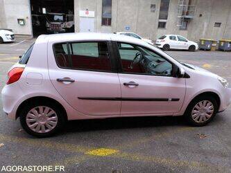 2009-renault-clio-1411714-45210024