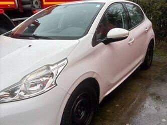 2015-peugeot-208-1411717-45210075