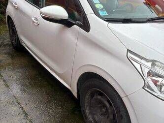 2015-peugeot-208-1411717-45210076