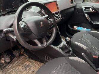 2015-peugeot-208-1411717-45210077