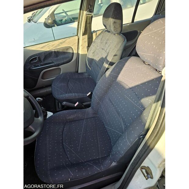 2002 Renault Clio-45210108