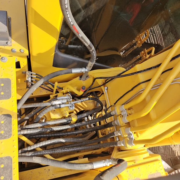 2023 Komatsu PC240LC-8-45211128