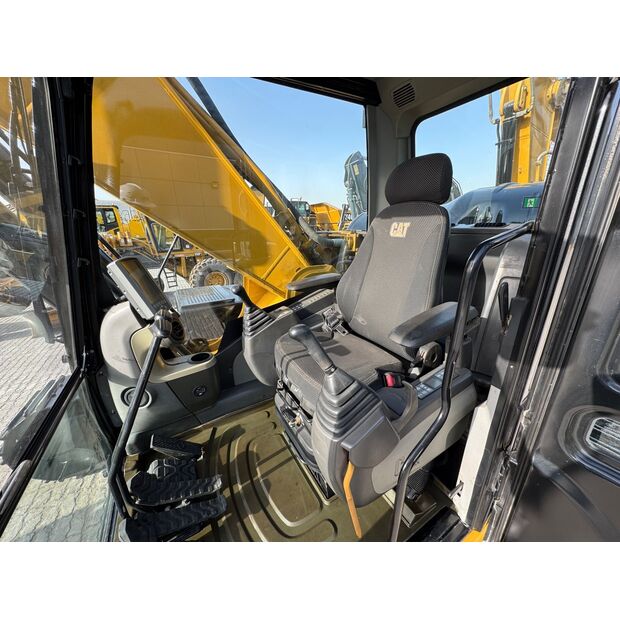 2017 Caterpillar 330D2L-45242133