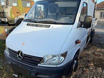 صورة ل شاحنات مسطحة 2002 مرسيدس بنز SPRINTER