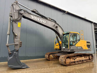 صورة ل حفارات 2015 فولفو EC220EL