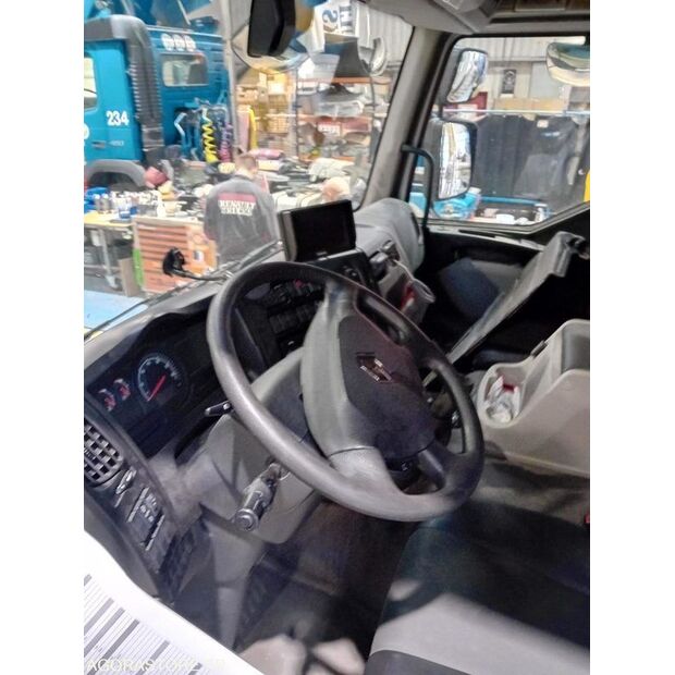 2016 رينو D-45325459