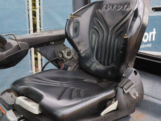 2012-toyota-52-8fdjf35-1413752-45334031