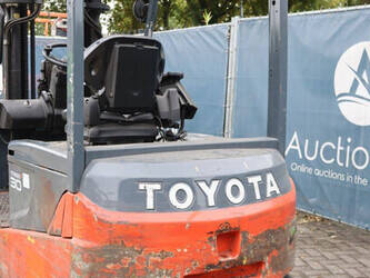 2014-toyota-8fbmt30-1413810-45335713