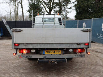 2015-fuso-canter-45336165