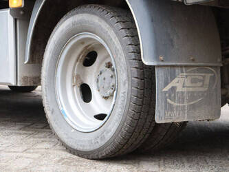 2015-fuso-canter-45336177