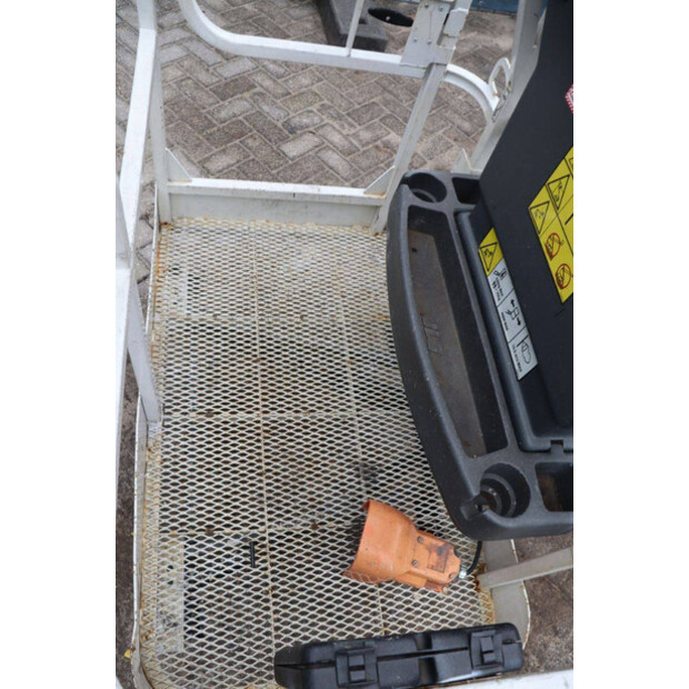 2016 جيه ال جي E300AJP-45336297